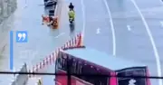 Xe buýt mất lái trượt dài trên đường ngập nước, thân xe bị xé toác
