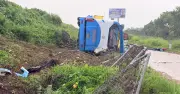 Xe khách lao khỏi cao tốc Pháp Vân - Cầu Giẽ, 4 người tử vong