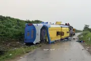 Xe khách rơi khỏi cao tốc Pháp Vân - Cầu Giẽ, 3 người tử vong
