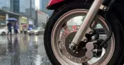 Xe máy kêu két két khi phanh trong mùa mưa: Nguyên nhân và cách xử lý