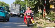 Xe máy nối đuôi chạy ngược chiều trên Nguyễn Văn Linh khi sửa cầu Ông Lớn
