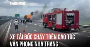 Xe tải bốc cháy dữ dội trên cao tốc Vân Phong - Nha Trang