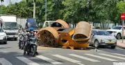 Xe tải chở xe lu lật trên đường Trần Văn Giàu, hai người thoát nạn