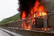 Xe tải cháy trên cao tốc Vân Ninh - Cam Lộ, ùn tắc nhiều km