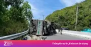 Xe tải lật dưới chân đèo Cù Hin, giao thông ra sân bay Cam Ranh ùn tắc