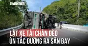Xe tải tông gãy trụ đèn, lật nghiêng dưới chân đèo Cù Hin gây ùn tắc