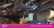 Xe trộn bê tông mắc kẹt dưới gầm cầu Long Biên, 1m³ bê tông đổ xuống đường