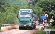 Xe đầu kéo chở đất quá tải 55% qua cầu 13 tấn ở Thanh Hóa