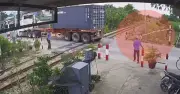 Xe đầu kéo tông gãy cần chắn đường sắt tại Quảng Ngãi, tài xế bị giữ bằng lái