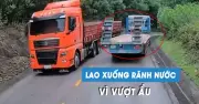 Xe đầu kéo vượt ẩu trên đèo ở Quảng Trị, lao xuống rãnh nước