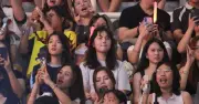 Xếp hàng từ chiều, chi tiền triệu: Sức hút concert với giới trẻ