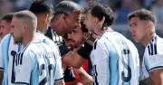 Yamal mỉa mai Paredes vụ ẩu đả, Hamann kêu gọi FIFA cấm một năm