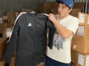 YouTuber Mỹ mua kho chứa đồ 58 triệu, phát hiện hàng Adidas trị giá 3,1 tỷ