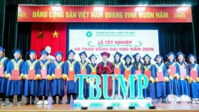 997 tân bác sĩ, dược sĩ, cử nhân Trường ĐH Y Dược Thái Bình nhận bằng