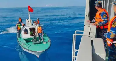 Đưa 33 ngư dân Quảng Ngãi gặp lốc xoáy chìm tàu vào bờ, 3 mất tích