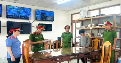 Bắt kẻ dùng clip nóng của bạn gái nhỏ tuổi để cưỡng ép rao bán