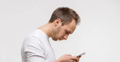 Cúi đầu xem điện thoại: Cột sống chịu áp lực khủng khiếp