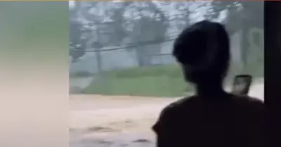 Clip ghi cảnh ô tô chật vật thoát khỏi dòng nước lũ ở Lào Cai
