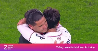 Hai cha con ôm nhau khóc khi đối đầu ở giải Uruguay