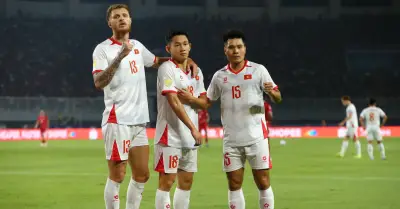 Hai Long lập công, tuyển Việt Nam dẫn Indonesia 2-0 sau hiệp 1