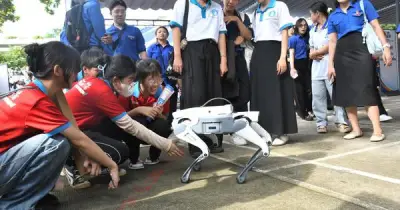 Hai robot mở màn ngày hội chuyển đổi số - chuyển động xanh