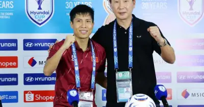 HLV Kim Sang-sik: 'Tôi ném chiếc áo trắng đi rồi, tôi nói vợ tôi như thế'