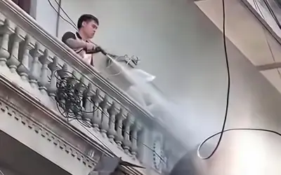 Khởi tố nam thanh niên dùng máy rửa xe phun nước vào người thi hành án