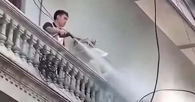 Khởi tố người đàn ông xịt nước vào thợ tháo dỡ ở Hà Nội