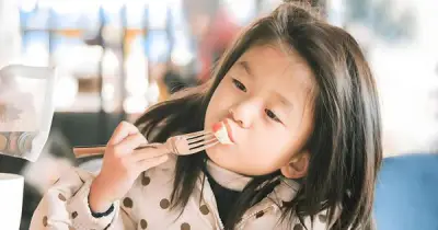 Nhìn cách ăn cơm đoán trẻ thông minh: 6 dấu hiệu cha mẹ cần biết