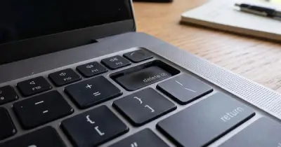 Phím kẹt khiến MacBook Pro M5 Max suýt tốn 895 USD tiền sửa