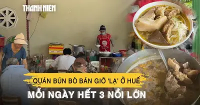 Quán bún bò bán giờ 'lạ' ở Huế: Mỗi ngày hết 3 nồi lớn