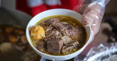 Quán bún bò Huế mở cửa lúc 12 giờ trưa, vẫn đông khách nhờ chất lượng