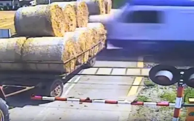 Tài xế say rượu lái máy kéo qua đường ray, suýt gây thảm họa tàu hỏa