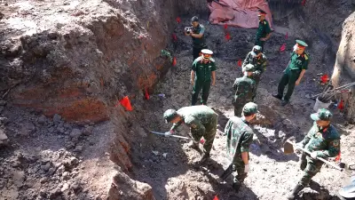 Tìm kiếm hài cốt liệt sĩ tại công viên: di dời gần 300m3 đất