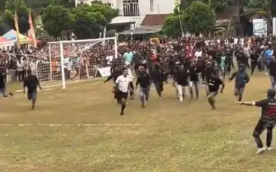 Trọng tài bị hàng trăm khán giả đuổi đánh ở bán kết Danlanud Cup 2026