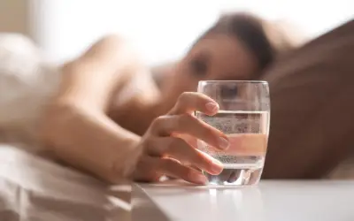 Uống nước trước khi ngủ: thói quen không hại nếu uống đúng cách