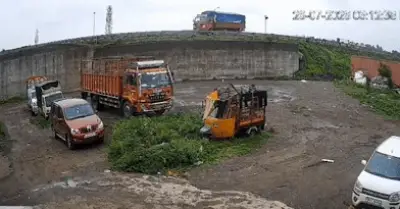 Xe tải bốc cháy trên đường trên cao, mất lái lao xuống đất