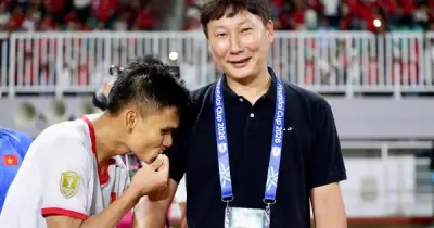 Xuân Mạnh hôn áo HLV Kim Sang-sik sau chiến thắng 3-0 trước Indonesia