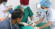 Bé trai 2 tuổi bị chó hàng xóm cắn gây thương tích nghiêm trọng