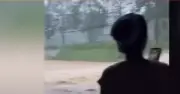 Clip ghi cảnh ô tô chật vật thoát khỏi dòng nước lũ ở Lào Cai