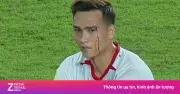 Cầu thủ Indonesia cao 1,96 m khiến Bùi Hoàng Việt Anh đổ máu