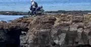 Du khách Trung Quốc lái xe máy lên cổng Tò Vò bị nhắc nhở