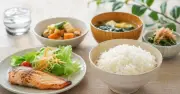 Giảm cân không cần bỏ cơm: Kiểm soát calo mới là chìa khóa