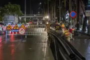 Hà Nội: Công nhân trắng đêm cắt cây hạ ngầm cáp phục vụ dự án cầu vượt Phạm Tứ