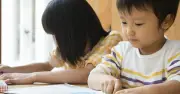 Học ngược nhịp sinh học: Cha mẹ vô tình biến con thành 'chăm chỉ ảo'