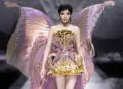 Hoàng Thùy thiêu đốt sân khấu với hình ảnh vedette tóc ngắn