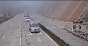 Khối đất đá khổng lồ đổ xuống đường, ô tô xe máy thoát hiểm trong gang tấc