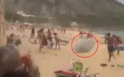 Kinh hoàng gió mạnh 100 km/h quét qua bãi biển Rio de Janeiro