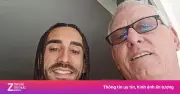Marc Cucurella cho người đưa thư Anh đeo thử huy chương World Cup