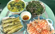 Mâm cơm gia đình nấu vội sau giờ tan ca gây sốt mạng xã hội